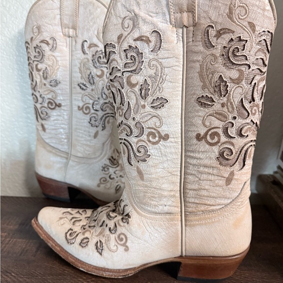 Embroidered Cream Western Cowgirl Boots - Picture 2 of 10